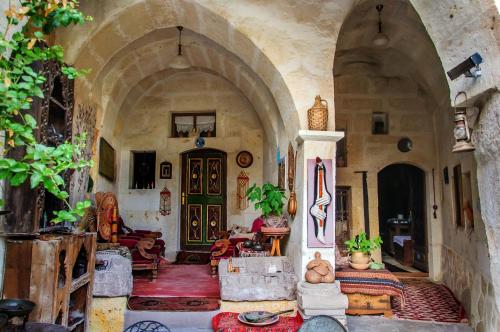 a room with an archway and a door in a building at Sofa Hotel in Avanos
