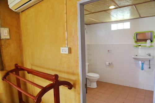 La salle de bains est pourvue de toilettes et d'un lavabo. dans l'établissement TP Hut Bungalows, à Ko Chang