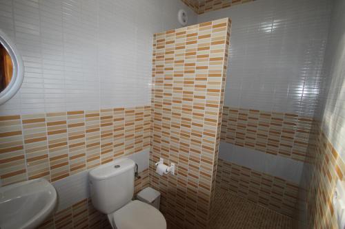コニル・デ・ラ・フロンテーラにあるCasa Melliのバスルーム(トイレ、洗面台付)