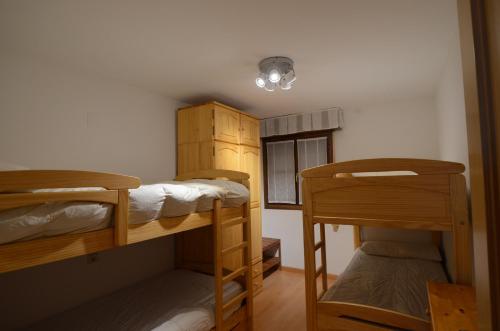 ビエスカスにあるApartamento Peña Erataの二段ベッド2台、窓が備わる小さな客室です。
