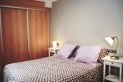 アリカンテにあるApartamento céntrico, Enriqueta Ortegaのベッドルーム1室(枕2つ付)