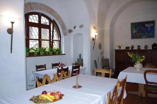 una habitación con una mesa con un bol de fruta en ella en Zamek w Czernej, en Czerna