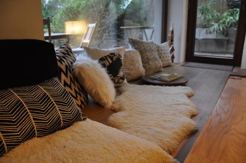 a living room with couches and pillows on the floor at Ferienwohnung am Einsteinhaus Caputh in Caputh