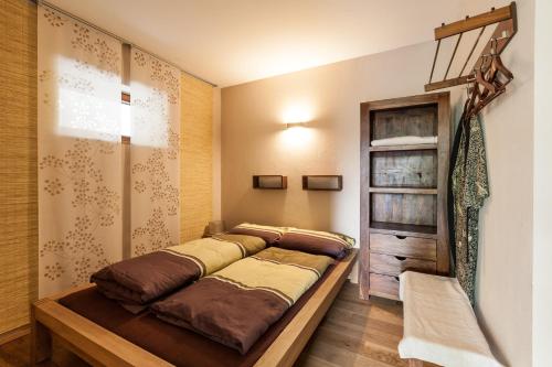 a bedroom with a bed in the corner of a room at Ferienwohnung am Einsteinhaus Caputh in Caputh