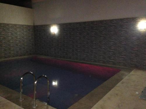 Peldbaseins naktsmītnē Villa Nour vai tās tuvumā