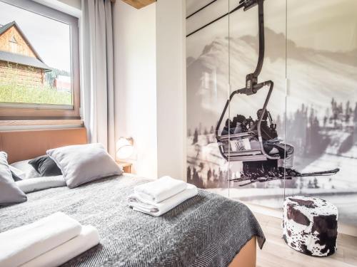 um quarto com uma cama com um baloiço em TatryTop Apartamenty Szymaszkowa Ski Premium em Zakopane