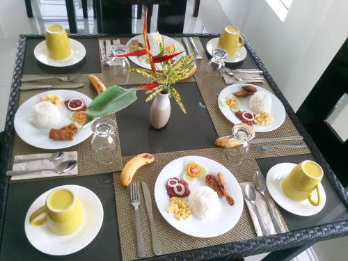 una mesa con platos de comida en la parte superior en Abeth's Haven, en Puerto Princesa City