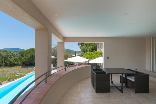 Villa LAURIERS ROSES Saint Tropezにあるバルコニーまたはテラス