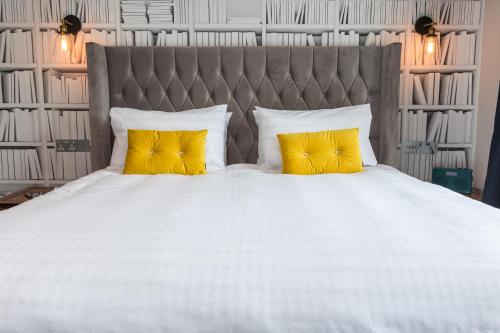 Ein Bett oder Betten in einem Zimmer der Unterkunft The Lawrence