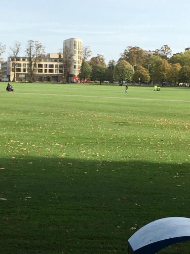 Imagen de la galería de Penthouse 5 mins walk to City Centre & Colleges with Balcony & Sleeps 6, en Cambridge