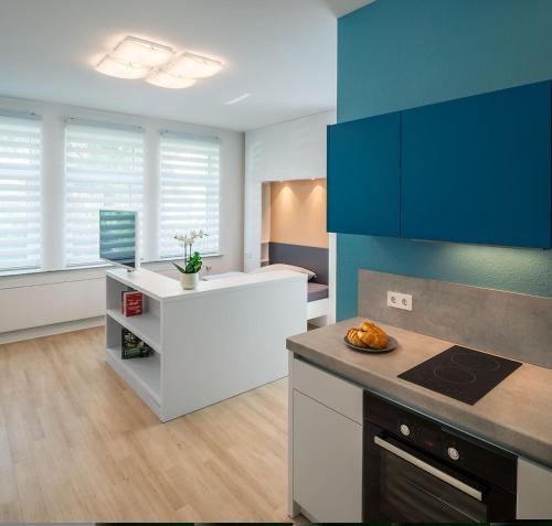 eine Küche mit einem Herd und einer Arbeitsplatte in der Unterkunft Apartments Drei Morgen in Leinfelden-Echterdingen