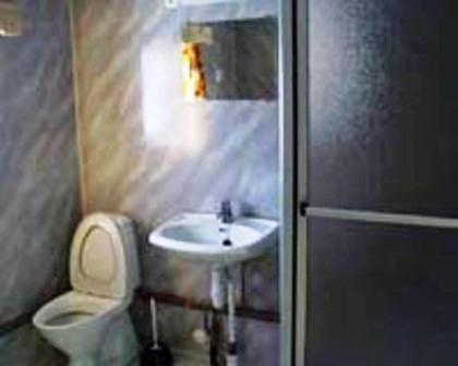 高爾的住宿－卡萬胡德旅遊中心酒店，一间带水槽和卫生间的浴室