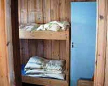 a room with a bunk bed in a room at Kvanhøgd Turistsenter in Gol