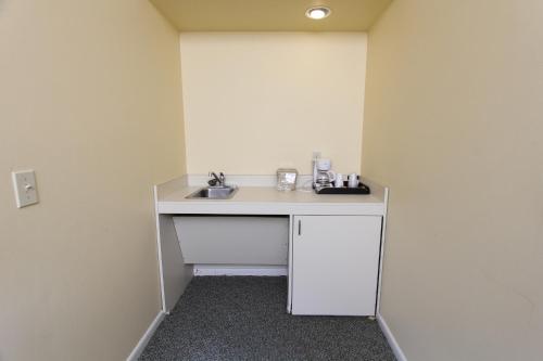 a bathroom with a sink in the corner of a room at Kentucky Dam Village State Resort Park in Gilbertsville