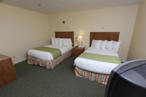 a hotel room with two beds in a room at Kentucky Dam Village State Resort Park in Gilbertsville