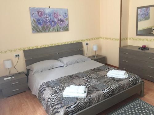1 dormitorio con 1 cama con 2 toallas en Locanda Beatrice, en San Remo