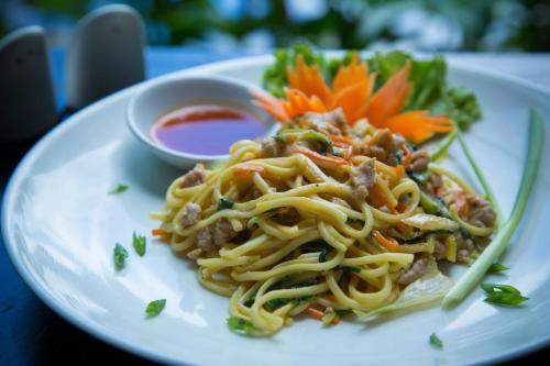 ホテルの敷地内または近くでの食事または食べ物
