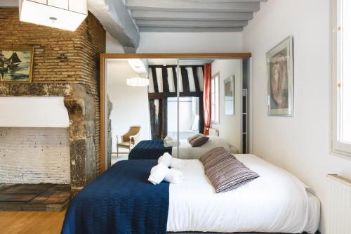 una camera con un grande letto e un camino di Millesime by Cocoonr a Rennes