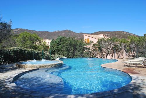 une piscine avec de l'eau bleue dans une cour arrière dans l'établissement L Incantu, à Galéria
