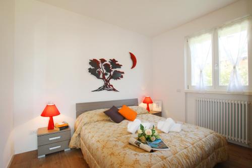 una camera da letto con un grande letto con cuscini arancioni di Suite dei Fabbri a Mezzegra
