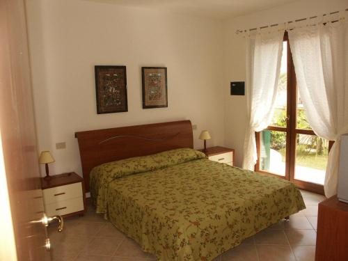 a bedroom with a bed and a window at RESIDENCE CA' D'ORO in Cavallino-Treporti