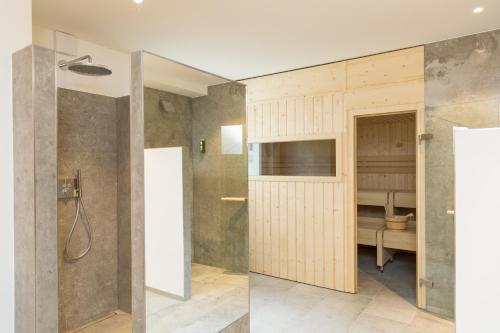 ein Bad mit einer Dusche und einem WC in der Unterkunft Gret-Stube in Weilheim