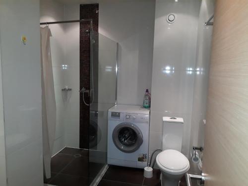 ゴールデン・サンズにあるPrivate Apartments in hotel Dolce Vitaのバスルーム(洗濯機、トイレ付)