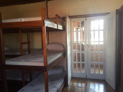Ein Etagenbett oder Etagenbetten in einem Zimmer der Unterkunft Acquarela Hostel