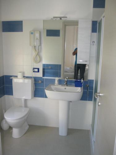 łazienka z toaletą i umywalką w obiekcie Hotel Acqua Marina w mieście Albissola Marina