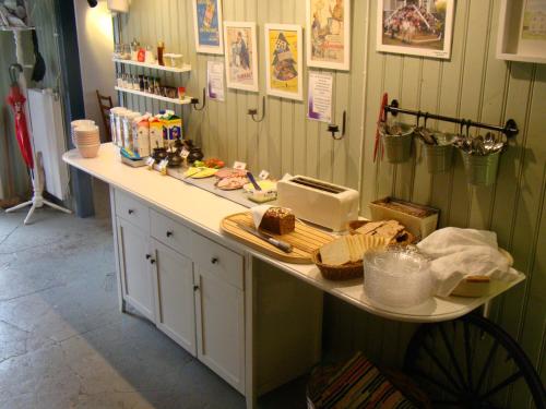 um balcão numa cozinha com uma mesa com comida em ÖlandsRo B&B em Föra