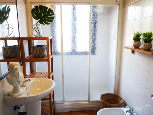 uma casa de banho com um lavatório e uma porta de duche em vidro. em Casa Rural Cabeza Lobera em Villanueva de Ávila