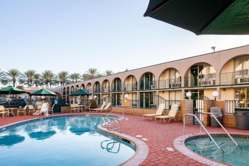 The swimming pool at or close to Kings Inn Anaheim at The Park & Convention Center