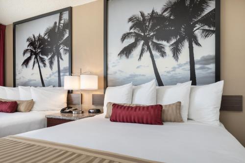 a hotel room with two beds with palm trees at Kings Inn Anaheim at The Park & Convention Center in Anaheim