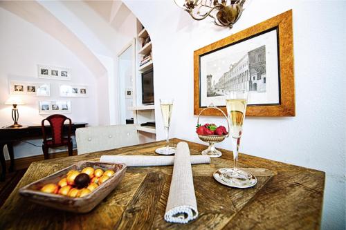 stół z miską owoców i kieliszkami szampana w obiekcie Salzburg Place to Stay w mieście Salzburg