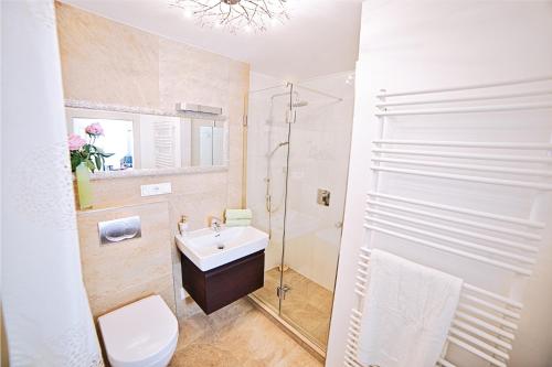 łazienka z toaletą, umywalką i prysznicem w obiekcie Salzburg Place to Stay w mieście Salzburg