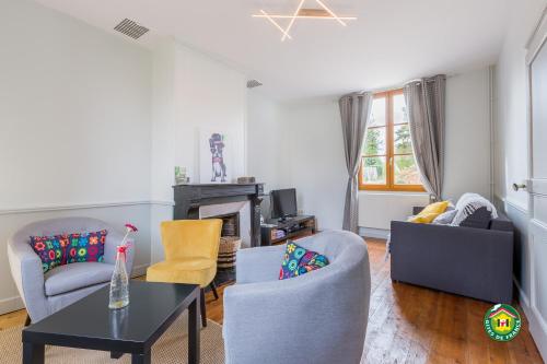 a living room with chairs and a table at Le Moulin Aux Moines in Croissy-sur-Celle