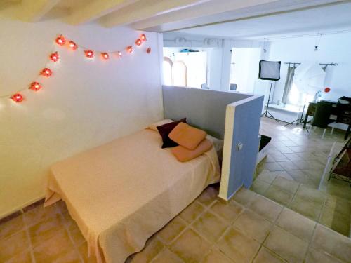 アルテアにあるCasa con encanto en Alteaのベッドルーム1室(壁に照明付きのベッド1台付)