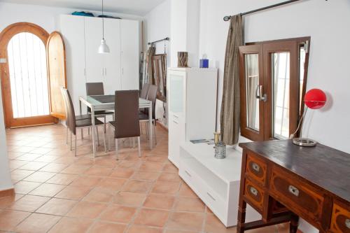 Una cocina y un comedor con mesa y sillas. en Casa con encanto en Altea, en Altea