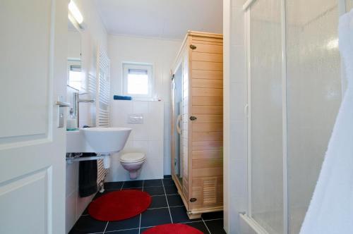 Wierden的住宿－Erve Woolderink，白色的浴室设有水槽和卫生间。
