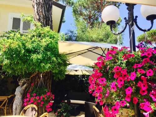 a patio table with a flower arrangement on it at iH Hotels Logos Forte Dei Marmi in Forte dei Marmi