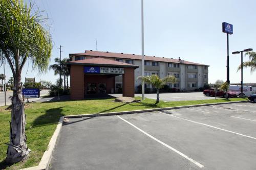 an empty parking lot in front of a building at Studio 6 Suites Delano, CA in Delano
