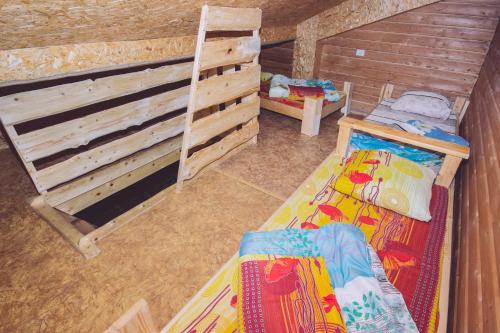 シェレゲシュにあるDomvgesheのキャビン内の二段ベッド2台が備わる客室です。