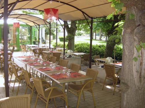 Hôtel Restaurant Du Parc de la Colombière tesisinde bir restoran veya yemek mekanı