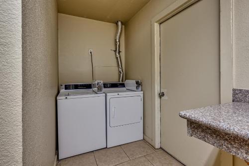 uma máquina de lavar e secar roupa branca num quarto em Fort Davis Inn & RV Park em Fort Davis
