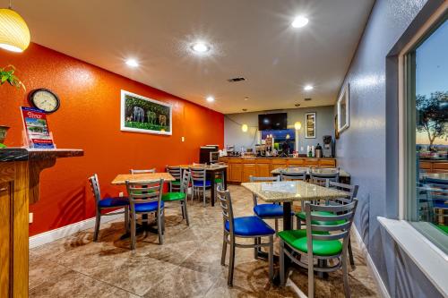 uma sala de jantar com mesas e cadeiras num restaurante em Fort Davis Inn & RV Park em Fort Davis
