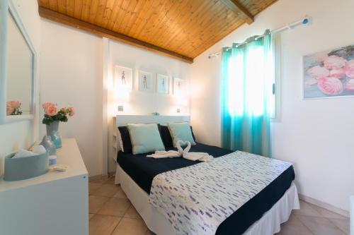 1 dormitorio con cama y ventana en Villa Penelope, en Granelli