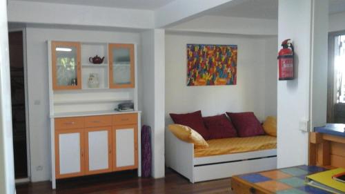 een woonkamer met een bed in een kamer bij Au Vieux Manguier in Deshaies