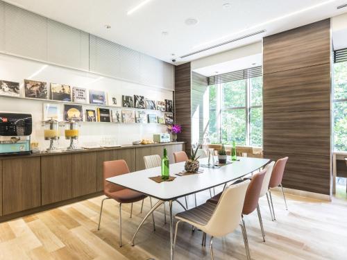 a dining room with a white table and chairs at Hotel Wing International Hakata Shinkansenguchi in Fukuoka