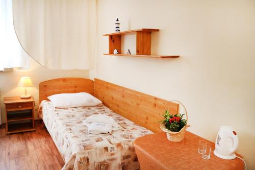 コウォブジェクにあるOśrodek Wypoczynkowy Gryf IIの小さなベッドルーム(ベッド1台、テーブル付)