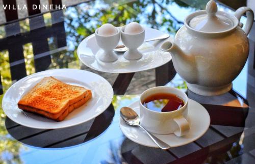 希克杜沃迪内哈别墅的桌子上放着两碟茶和一杯咖啡。